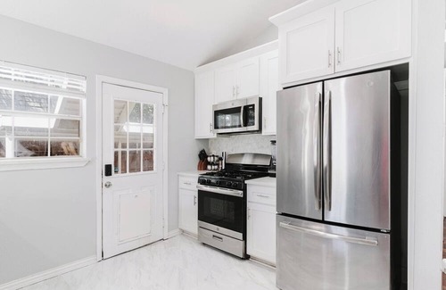 Old East Dallas Casa | Charming Modern 4BR Home - Lux - Backyard.