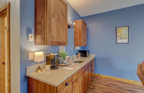 Valley of the Sun Casa | The Mountain Gem Chalet/Hot Tub Luxe Log Retreat