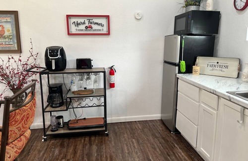 Bushyhead Cabina | Cozy Country Cabin with Modern Touches & Rooster Charm!