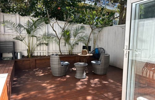 Dee Why Casa | Private Dee Why Townhouse-Relaxed Coastal Retreat with Pool/10 min walk to beach