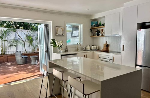 Dee Why Casa | Private Dee Why Townhouse-Relaxed Coastal Retreat with Pool/10 min walk to beach