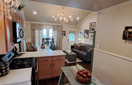 McKinney Cabaña | Charming 3-bedroom cottage in McKinney with A/C three blocks from the square.