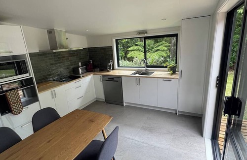 Coromandel Casa | Stream-side Cottage, Driving Creek