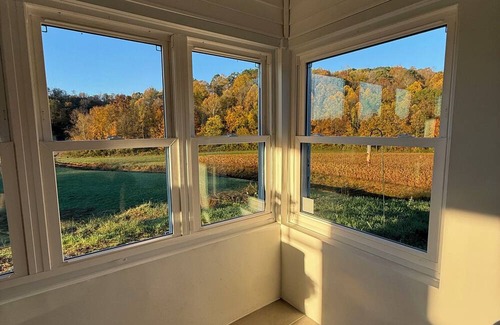 West Columbia Casa | Pickett’s Place-Modern Country Farmhouse with Rustic Charm, minutes from town.