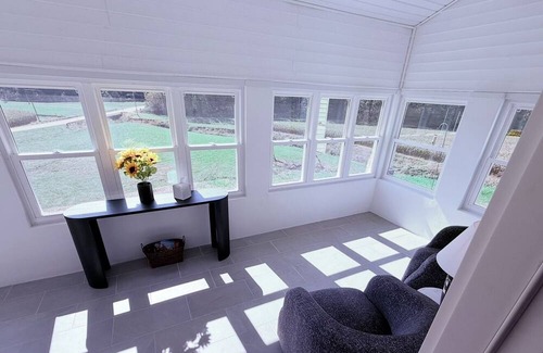 West Columbia Casa | Pickett’s Place-Modern Country Farmhouse with Rustic Charm, minutes from town.