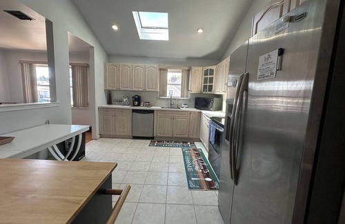 Alden Manor Casa | 2BR PRIV ENTRY 2nd floor of house in quiet neighborhood, close to everything!!