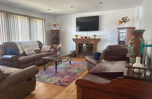 Alden Manor Casa | 2BR PRIV ENTRY 2nd floor of house in quiet neighborhood, close to everything!!