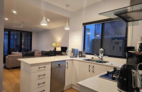 Preston Casa | Welcome to your Preston hideaway — modern, bright, and designed for both comfort and productivity. Whether you’re here for work, study, or a Melbourne getaway, this home has you covered with hotel-style touches, a fully equipped kitchen, and even a s