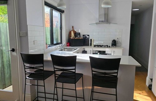 Preston Casa | Welcome to your Preston hideaway — modern, bright, and designed for both comfort and productivity. Whether you’re here for work, study, or a Melbourne getaway, this home has you covered with hotel-style touches, a fully equipped kitchen, and even a s