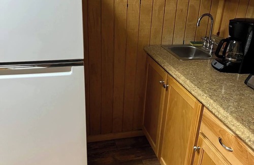 Osceola Apartamento | Charming Micro Cabin near Truman Lake in the Ozarks!