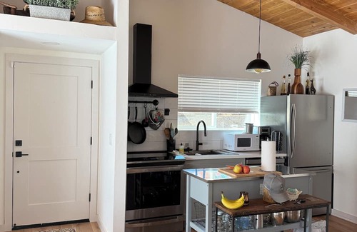 Douglas Flat Cabaña | A 2 Bedroom 1 Bath Country Style Cottage just down the road from Murphys.