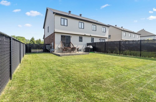 Plateau Casa | Peaceful and Spacious townhome with King Bed - 15 min from downtown Ottawa