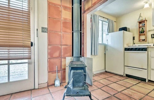 San Cristobal Casa | Studio-Style Log Cabin near Carson National Forest, New Mexico