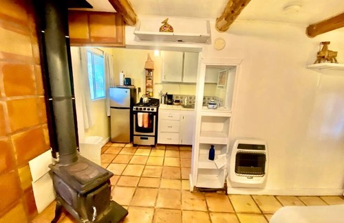 San Cristobal Casa | Studio-Style Log Cabin near Carson National Forest, New Mexico