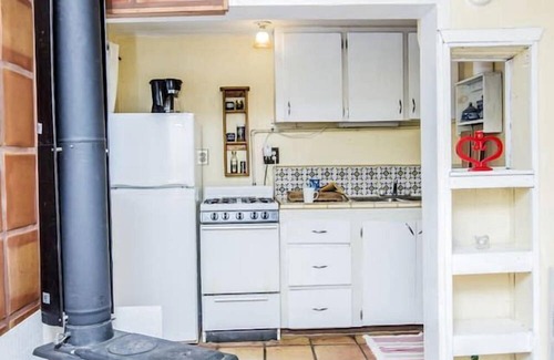 San Cristobal Casa | Studio-Style Log Cabin near Carson National Forest, New Mexico