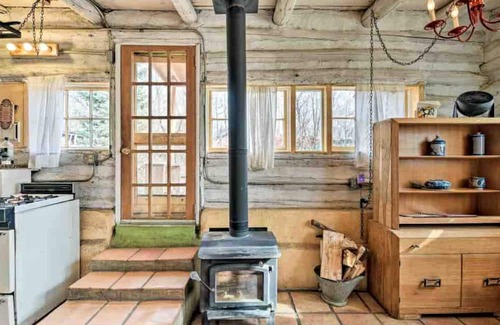 San Cristobal Cabina | Log Casita Overlooking Pond and Waterfall near Taos, New Mexico