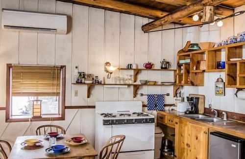 San Cristobal Cabina | Rustic Log Cabin on Eco-Friendly Farm near Taos, New Mexico