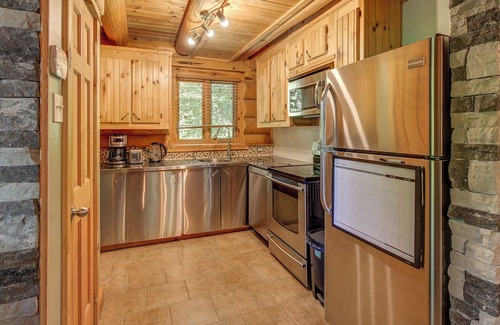 Waltham Cabina | Natural Stone Loghouse