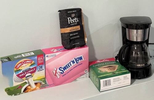 Watertown Apartamento | Lower-level, a Double bed, shared bath & kitchen