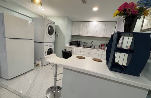 Watertown Apartamento | Lower-level, a Double bed, shared bath & kitchen