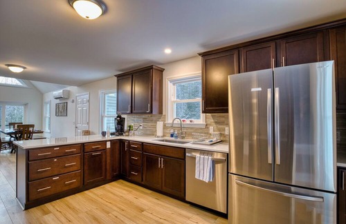 Thornton Casa | Spacious Yard & Deck - Hot Tub - 120” Projector - 12mins-Waterville Valley