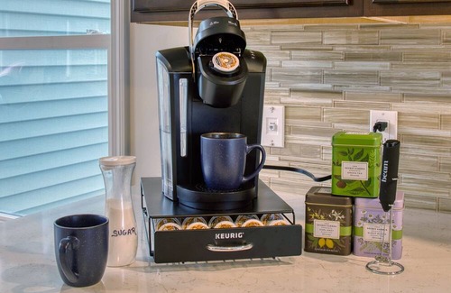 Thornton Casa | Spacious Yard & Deck - Hot Tub - 120” Projector - 12mins-Waterville Valley