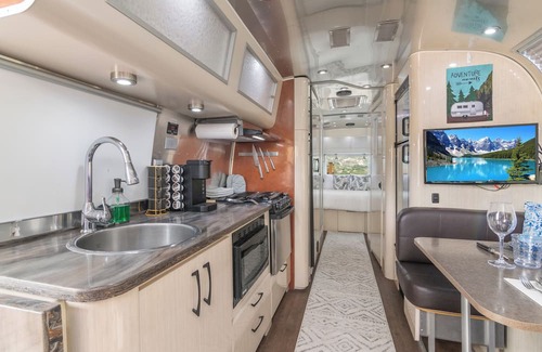 Valley Center Casa | AIRSTREAM GLAMPING! Jacuzzi, BBQ & Chill!