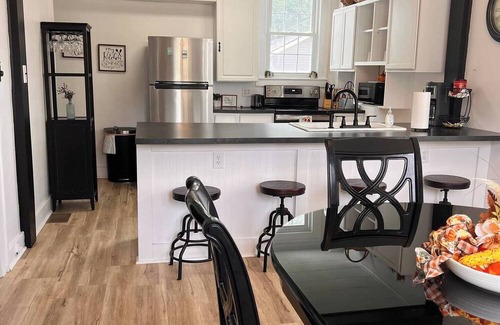 Owensboro Casa | 💦 Luxe Retreat Home @ Griffith Ave – Prime Location! ➠ 524W