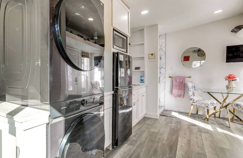 Rio Linda Apartamento | Solo Escape w/Hot Tub! 10 Mi to Dtwn Sacramento