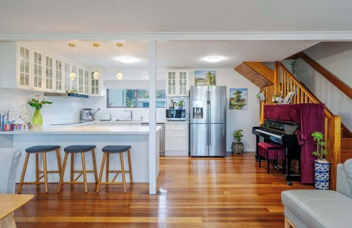 Tenby Point Casa | Tenby Point Waterfront Views & Tranquil Garden