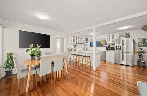 Tenby Point Casa | Tenby Point Waterfront Views & Tranquil Garden