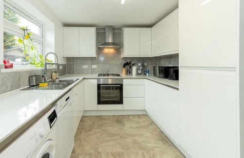 Tilehurst Casa | Pass the Keys | Bright House with Smart TV & Home Comforts