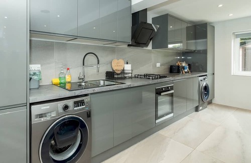 Tilehurst Casa | Spacious Home Heated Pool(May-Sep) in Tilehurst - Pass the Keys