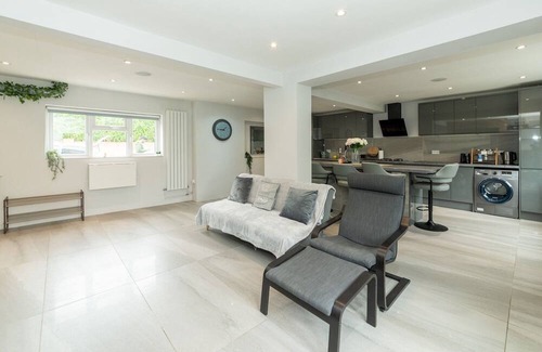 Tilehurst Casa | Spacious Home Heated Pool(May-Sep) in Tilehurst - Pass the Keys