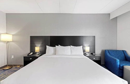 East Texas Hotel | Affordable Luxury Room with Modern Touches Near Fun Activities - Free Breakfast!