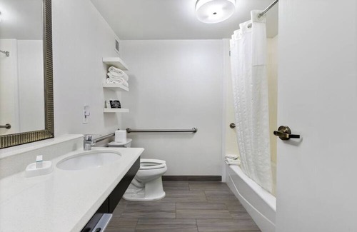 East Texas Hotel | Bright Room with 2 Queens Perfect for Family Trips to Lehigh Valley Zoo