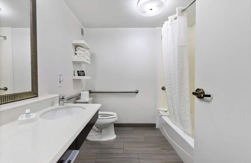 East Texas Hotel | 3 Units - Convenient Base for Exploring Wildwater Kingdom and Dorney Park