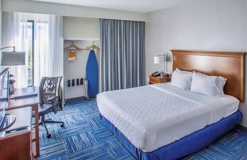East Texas Hotel | Modern Room with Breakfast and Indoor Heated Swimming Pool Close to Dorney Park