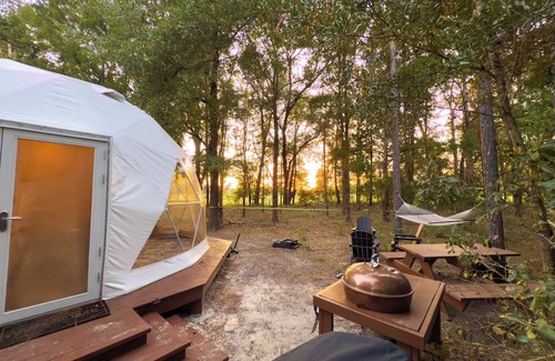 High Springs Alquiler De RV | Glamping GeoDome ~ 4min to Springs ~ AC ~ Grill ~ Firepit