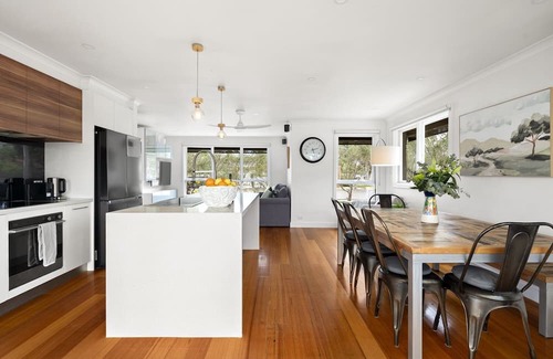 Mordialloc Casa | Relaxed Bayside Stay with Outdoor Space