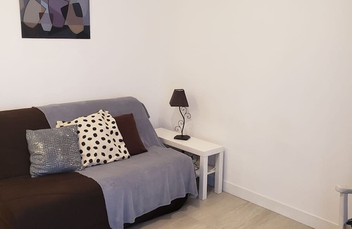 Chambery Cama Y Desayuno | Room with independent access and kitchenette