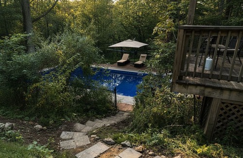 East Chatham Casa | Blue Bird Chalet – 5BR Retreat w/Sauna, Pool + Loft, Near Jiminy Peak