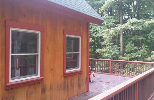 Putney Cabina | Enchanting pet-friendly and private cabin with cozy pellet fireplace
