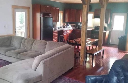 Putney Cabina | Enchanting pet-friendly and private cabin with cozy pellet fireplace