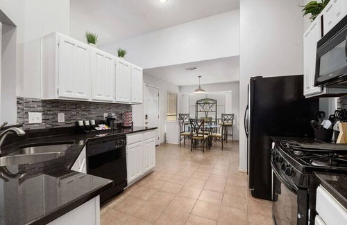 Buckner Terrace - Everglade Park Casa | Adequate 3 BR 2 Bath Home