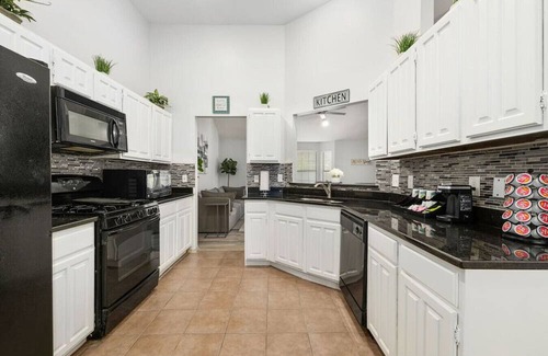 Buckner Terrace - Everglade Park Casa | Adequate 3 BR 2 Bath Home