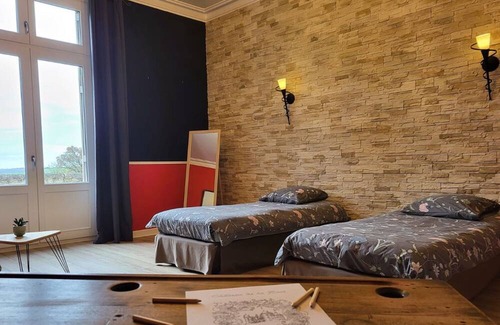 Cluis Cama Y Desayuno | Family Suite at Castle with Park Balcony