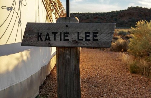 Kanab Alquiler De RV | Kanab's Glamping Getaway with Your Pet: Comfort Meets Adventure