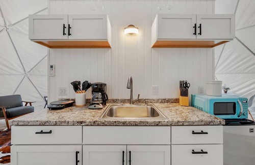 Capon Bridge Cabina | Impressive Dome with Fire Pit, Barbecue and Hot-tub in Capon Bridge, West Virginia