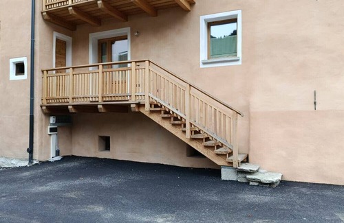 Isolaccia Apartamento | Apartment 'Appartamento Via Livigno' with Mountain View, Balcony and Wi-Fi